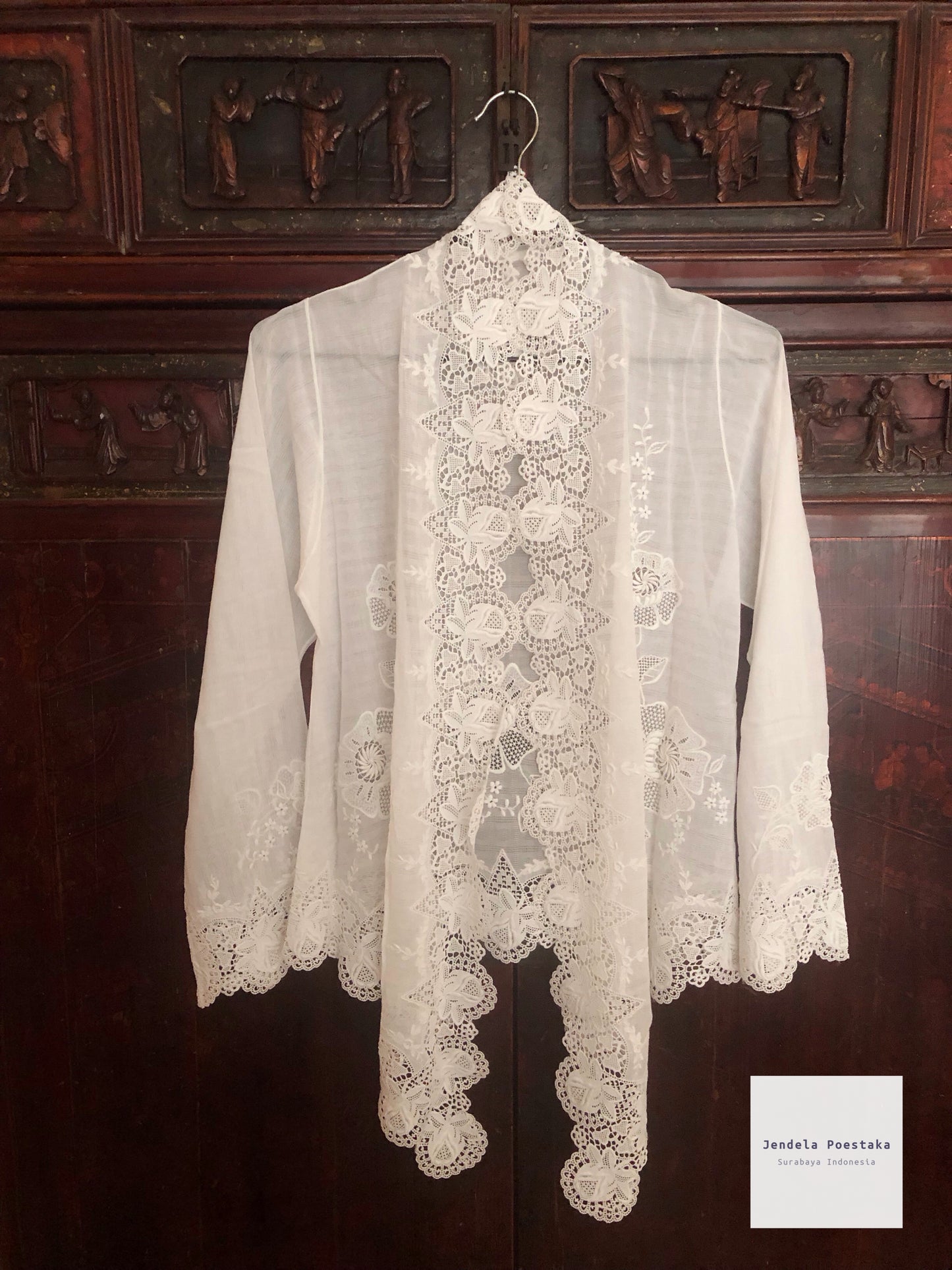 Exquisite Vintage White Lace Kebaya, Circa 1940s